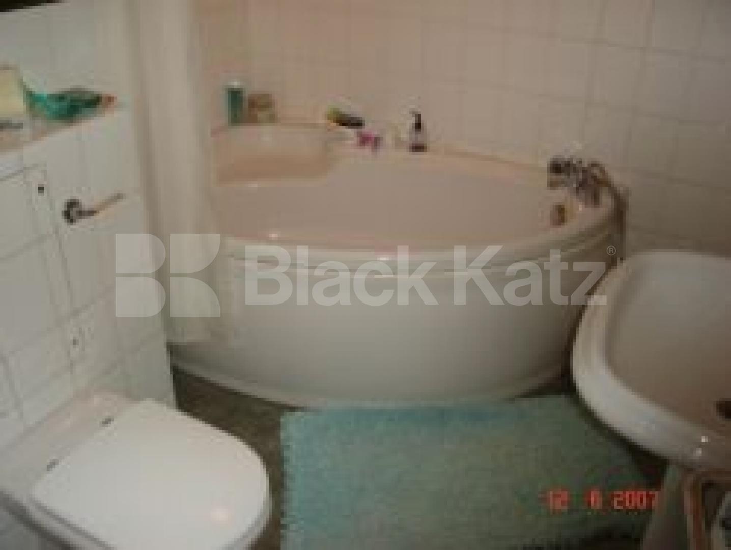 			MUST SEE!!!, 2 Bedroom, 1 bath, 1 reception Flat			 Pax Studios,Park Road, CROUCH END N8